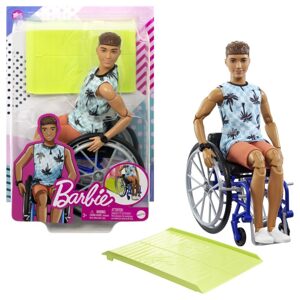 MATTEL BRB MODEL KEN NA INVALIDNÍM VOZÍKU V MODRÉM KOSTKOVANÉM TÍLKU